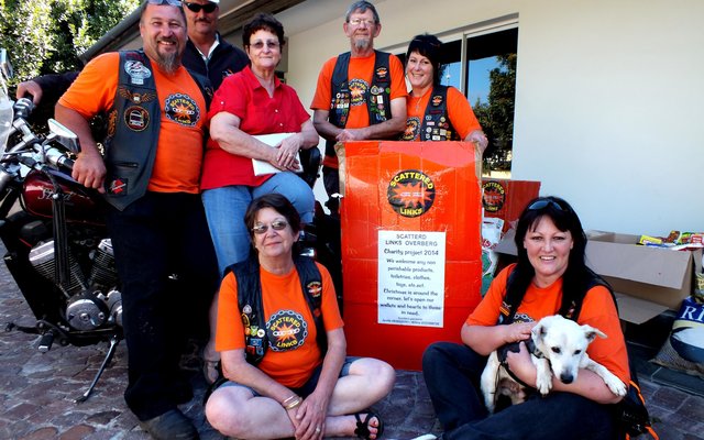  ‘n Deel van Gansbaai se motorfietsklub, die Scattered Links, tydens die oorhandiging van vele hulpitems aan Solidariteit Helpende Hand se Gansbaai-tak met Maretha Geldenhuys agter in die middel